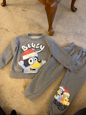 Gray Bluey Holiday Sweatshirt & Jogger Set - Kids Bottoms